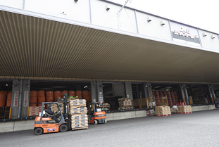 倉庫から積み込みへ