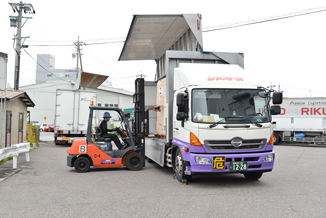 トラックへの荷物積み込み①