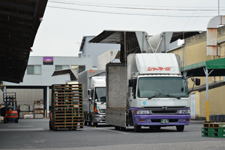 トラックへの荷物積み込み②